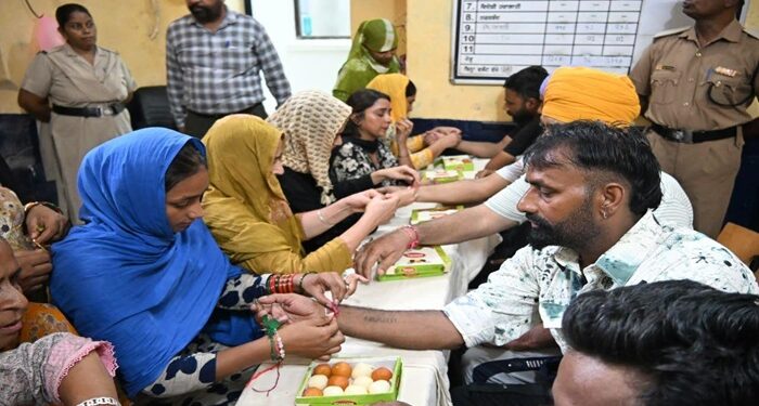 ਕੇਂਦਰੀ ਜੇਲ੍ਹ ‘ਚ ਭੈਣਾਂ ਨੇ ਵੀਰਾਂ ਦੇ ਰੱਖੜੀ ਬੰਨ੍ਹ ਕੇ ਮਨਾਇਆ ਰੱਖੜੀ ਦਾ ਤਿਓਹਾਰ ਕੇਂਦਰੀ ਜੇਲ੍ਹ ‘ਚ ਭੈਣਾਂ ਨੇ ਵੀਰਾਂ ਦੇ ਰੱਖੜੀ ਬੰਨ੍ਹ ਕੇ ਮਨਾਇਆ ਰੱਖੜੀ ਦਾ ਤਿਓਹਾਰ