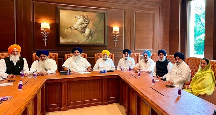 ਚੰਡੀਗੜ੍ਹ ‘ਚ ਸ਼੍ਰੋਮਣੀ ਅਕਾਲੀ ਦਲ ਦੇ ਸੀਨੀਅਰ ਆਗੂਆਂ ਦੀ ਹੋਈ ਅਹਿਮ ਬੈਠਕ ਚੰਡੀਗੜ੍ਹ ‘ਚ ਸ਼੍ਰੋਮਣੀ ਅਕਾਲੀ ਦਲ ਦੇ ਸੀਨੀਅਰ ਆਗੂਆਂ ਦੀ ਹੋਈ ਅਹਿਮ ਬੈਠਕ