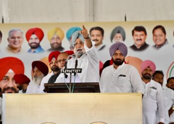 ਟਿਕਟਾਂ ਦੀ ਵੰਡ ਨੂੰ ਲੈ ਕੇ ਕਾਂਗਰਸ ‘ਚ ਭੱਖਿਆ ਕਲੇਸ਼! ਰਾਜਾ ਵੜਿੰਗ ਅਤੇ ਸੁਖਜਿੰਦਰ ਰੰਧਾਵਾ ਆਹਮੋ-ਸਾਹਮਣੇ ਟਿਕਟਾਂ ਦੀ ਵੰਡ ਨੂੰ ਲੈ ਕੇ ਕਾਂਗਰਸ ‘ਚ ਭੱਖਿਆ ਕਲੇਸ਼! ਰਾਜਾ ਵੜਿੰਗ ਅਤੇ ਸੁਖਜਿੰਦਰ ਰੰਧਾਵਾ ਆਹਮੋ-ਸਾਹਮਣੇ