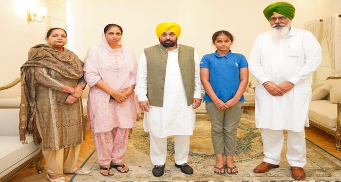 ਮਰਹੂਮ ਕਬੱਡੀ ਖਿਡਾਰੀ ਗੁਰਜੀਤ ਤੂਤ ਦੇ ਪਰਿਵਾਰ ਨਾਲ ਸੀਐੱਮ ਭਗਵੰਤ ਮਾਨ ਨੇ ਵੰਡਾਇਆ ਦੁੱਖ ਮਰਹੂਮ ਕਬੱਡੀ ਖਿਡਾਰੀ ਗੁਰਜੀਤ ਤੂਤ ਦੇ ਪਰਿਵਾਰ ਨਾਲ ਸੀਐੱਮ ਭਗਵੰਤ ਮਾਨ ਨੇ ਵੰਡਾਇਆ ਦੁੱਖ