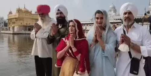 ਫਿਲਮ ‘ਦਿ ਗ੍ਰੇਟ ਪੰਜਾਬ ਰੋਬਰੀ’ ਦੀ ਸਟਾਰ ਕਾਸਟ ਸ੍ਰੀ ਹਰਿਮੰਦਰ ਸਾਹਿਬ ਹੋਈ ਨਤਮਸਤਕ ; ਫਿਲਮ 7 ਅਗਸਤ ਨੂੰ ਹੋਵੇਗੀ ਰਿਲੀਜ਼ ਫਿਲਮ ‘ਦਿ ਗ੍ਰੇਟ ਪੰਜਾਬ ਰੋਬਰੀ’ ਦੀ ਸਟਾਰ ਕਾਸਟ ਸ੍ਰੀ ਹਰਿਮੰਦਰ ਸਾਹਿਬ ਹੋਈ ਨਤਮਸਤਕ ; ਫਿਲਮ 7 ਅਗਸਤ ਨੂੰ ਹੋਵੇਗੀ ਰਿਲੀਜ਼