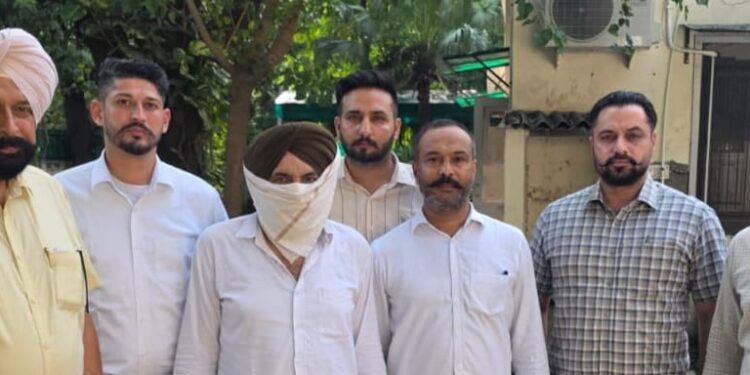 ਵਿਜੀਲੈਂਸ ਬਿਊਰੋ ਵੱਲੋਂ 20,000 ਰੁਪਏ ਰਿਸ਼ਵਤ ਲੈਂਦਾ ਪੰਚਾਇਤ ਸਕੱਤਰ ਰੰਗੇ ਹੱਥੀਂ ਕਾਬੂ ਵਿਜੀਲੈਂਸ ਬਿਊਰੋ ਵੱਲੋਂ 20,000 ਰੁਪਏ ਰਿਸ਼ਵਤ ਲੈਂਦਾ ਪੰਚਾਇਤ ਸਕੱਤਰ ਰੰਗੇ ਹੱਥੀਂ ਕਾਬੂ