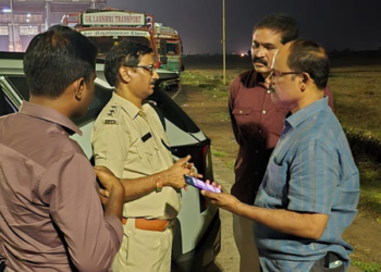 Andhra Pradesh : ਐਂਟੀ ਕਰਪਸ਼ਨ ਬਿਊਰੋ ਨੇ ਟਰਾਂਸਪੋਰਟ ਅਧਿਕਾਰੀਆਂ ਨੂੰ 2.5 ਲੱਖ ਰੁਪਏ ਰਿਸ਼ਵਤ ਲੈਂਦਿਆਂ ਰੰਗੇ ਹੱਥੀਂ ਕੀਤਾ ਕਾਬੂ Andhra Pradesh : ਐਂਟੀ ਕਰਪਸ਼ਨ ਬਿਊਰੋ ਨੇ ਟਰਾਂਸਪੋਰਟ ਅਧਿਕਾਰੀਆਂ ਨੂੰ 2.5 ਲੱਖ ਰੁਪਏ ਰਿਸ਼ਵਤ ਲੈਂਦਿਆਂ ਰੰਗੇ ਹੱਥੀਂ ਕੀਤਾ ਕਾਬੂ