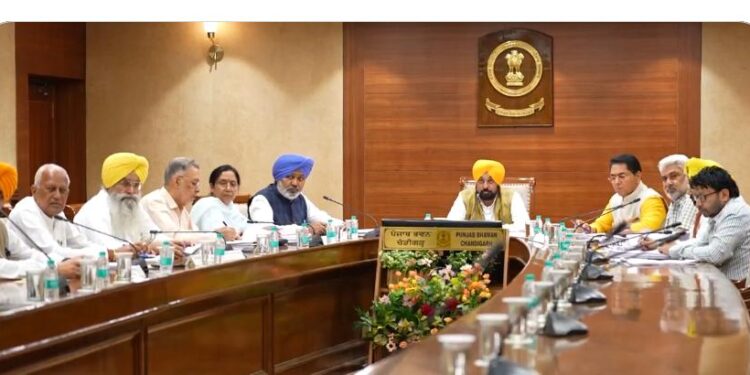 ਮੁੱਖ ਮੰਤਰੀ ਭਗਵੰਤ ਸਿੰਘ ਮਾਨ ਦੀ ਅਗਵਾਈ ਹੇਠ ਪੰਜਾਬ ਕੈਬਨਿਟ ਵੱਲੋਂ ਸਾਉਣੀ ਸੀਜ਼ਨ 2026-27 ਲਈ ਝੋਨੇ ਦੀ ਖ਼ਰੀਦ ਨਾਲ ਸਬੰਧਤ ਤਿੰਨ ਅਹਿਮ ਨੀਤੀਆਂ ਨੂੰ ਪ੍ਰਵਾਨਗੀ ਮੁੱਖ ਮੰਤਰੀ ਭਗਵੰਤ ਸਿੰਘ ਮਾਨ ਦੀ ਅਗਵਾਈ ਹੇਠ ਪੰਜਾਬ ਕੈਬਨਿਟ ਵੱਲੋਂ ਸਾਉਣੀ ਸੀਜ਼ਨ 2026-27 ਲਈ ਝੋਨੇ ਦੀ ਖ਼ਰੀਦ ਨਾਲ ਸਬੰਧਤ ਤਿੰਨ ਅਹਿਮ ਨੀਤੀਆਂ ਨੂੰ ਪ੍ਰਵਾਨਗੀ