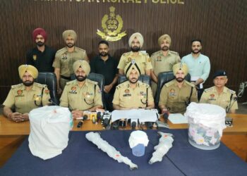ਸਰਹੱਦ ਪਾਰੋਂ ਤਸਕਰੀ ਲਈ ਅਮਰੂਦਾਂ ਦੇ ਬਾਗ਼ ਦੀ ਵਰਤੋਂ ਕਰ ਰਹੇ ਤਿੰਨ ਮੁਲਜ਼ਮ 2 ਏਕੇ ਰਾਈਫ਼ਲਾਂ ਅਤੇ 10 ਕਿਲੋ ਹੈਰੋਇਨ ਸਮੇਤ ਗ੍ਰਿਫ਼ਤਾਰ, ਮੁਲਜ਼ਮਾਂ ਵਿੱਚ ਔਰਤ, ਉਸ ਦਾ ਪਤੀ ਤੇ ਭਰਾ ਸ਼ਾਮਲ