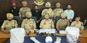 ਸਰਹੱਦ ਪਾਰੋਂ ਤਸਕਰੀ ਲਈ ਅਮਰੂਦਾਂ ਦੇ ਬਾਗ਼ ਦੀ ਵਰਤੋਂ ਕਰ ਰਹੇ ਤਿੰਨ ਮੁਲਜ਼ਮ 2 ਏਕੇ ਰਾਈਫ਼ਲਾਂ ਅਤੇ 10 ਕਿਲੋ ਹੈਰੋਇਨ ਸਮੇਤ ਗ੍ਰਿਫ਼ਤਾਰ, ਮੁਲਜ਼ਮਾਂ ਵਿੱਚ ਔਰਤ, ਉਸ ਦਾ ਪਤੀ ਤੇ ਭਰਾ ਸ਼ਾਮਲ