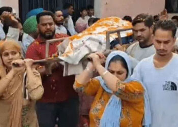 Punjab: ਨੂੰਹਾਂ ਨੇ ਆਪਣੀ ਸੱਸ ਦੀ ਅਰਥੀ ਨੂੰ ਦਿੱਤਾ ਮੋਢਾ Punjab: ਨੂੰਹਾਂ ਨੇ ਆਪਣੀ ਸੱਸ ਦੀ ਅਰਥੀ ਨੂੰ ਦਿੱਤਾ ਮੋਢਾ