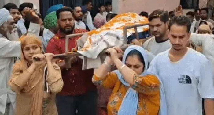 Punjab: ਨੂੰਹਾਂ ਨੇ ਆਪਣੀ ਸੱਸ ਦੀ ਅਰਥੀ ਨੂੰ ਦਿੱਤਾ ਮੋਢਾ Punjab: ਨੂੰਹਾਂ ਨੇ ਆਪਣੀ ਸੱਸ ਦੀ ਅਰਥੀ ਨੂੰ ਦਿੱਤਾ ਮੋਢਾ