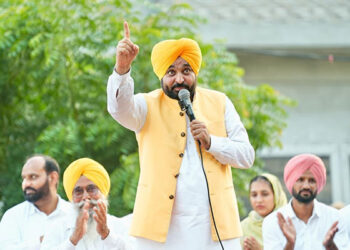 Punjab: ਪਹਿਲੀ ਅਕਤੂਬਰ ਨੂੰ ਔਰਤਾਂ ਦੇ ਮੋਬਾਈਲਾਂ ‘ਤੇ ਸਨਮਾਨ ਰਾਸ਼ੀ ਦੀ ‘ਟੂੰ-ਟੂੰ’ ਫੇਰ ਸੁਣਾਈ ਦੇਵੇਗੀ: CM ਮਾਨ Punjab: ਪਹਿਲੀ ਅਕਤੂਬਰ ਨੂੰ ਔਰਤਾਂ ਦੇ ਮੋਬਾਈਲਾਂ ‘ਤੇ ਸਨਮਾਨ ਰਾਸ਼ੀ ਦੀ ‘ਟੂੰ-ਟੂੰ’ ਫੇਰ ਸੁਣਾਈ ਦੇਵੇਗੀ: CM ਮਾਨ