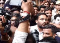 National: ਕਾਕਰੋਚ ਜਨਤਾ ਪਾਰਟੀ ਮੁੜ ਸੜਕ ’ਤੇ, ਪਾਰਲੀਮੈਂਟ ਸਟਰੀਟ ਥਾਣੇ ਦੇ ਬਾਹਰ ਦਿੱਤਾ ਧਰਨਾ National: ਕਾਕਰੋਚ ਜਨਤਾ ਪਾਰਟੀ ਮੁੜ ਸੜਕ ’ਤੇ, ਪਾਰਲੀਮੈਂਟ ਸਟਰੀਟ ਥਾਣੇ ਦੇ ਬਾਹਰ ਦਿੱਤਾ ਧਰਨਾ