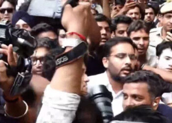 National: ਕਾਕਰੋਚ ਜਨਤਾ ਪਾਰਟੀ ਮੁੜ ਸੜਕ ’ਤੇ, ਪਾਰਲੀਮੈਂਟ ਸਟਰੀਟ ਥਾਣੇ ਦੇ ਬਾਹਰ ਦਿੱਤਾ ਧਰਨਾ National: ਕਾਕਰੋਚ ਜਨਤਾ ਪਾਰਟੀ ਮੁੜ ਸੜਕ ’ਤੇ, ਪਾਰਲੀਮੈਂਟ ਸਟਰੀਟ ਥਾਣੇ ਦੇ ਬਾਹਰ ਦਿੱਤਾ ਧਰਨਾ