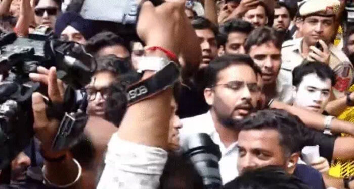 National: ਕਾਕਰੋਚ ਜਨਤਾ ਪਾਰਟੀ ਮੁੜ ਸੜਕ ’ਤੇ, ਪਾਰਲੀਮੈਂਟ ਸਟਰੀਟ ਥਾਣੇ ਦੇ ਬਾਹਰ ਦਿੱਤਾ ਧਰਨਾ