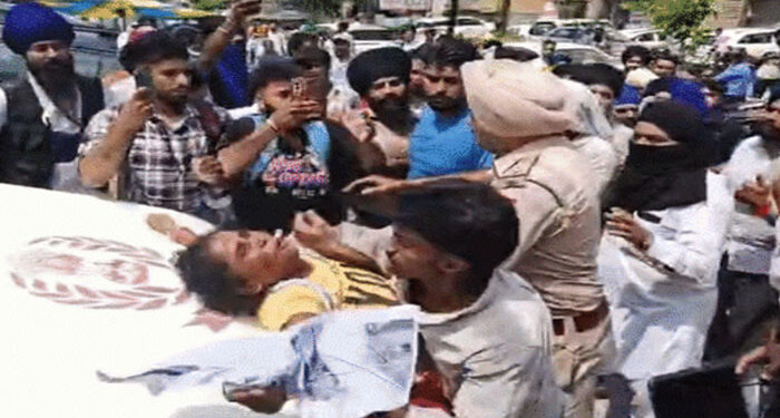 Punjab: ਕੈਨੇਡਾ ‘ਚ 1500 ਪੰਜਾਬੀ ਵਿਦਿਆਰਥੀਆਂ ਨਾਲ ਧੋਖਾਧੜੀ ਦੇ ਦੋਸ਼, ਜਲੰਧਰ ਦੇ ਇਮੀਗ੍ਰੇਸ਼ਨ ਏਜੰਟ ਨਾਲ ਜੁੜੇ ਤਾਰ Punjab: ਕੈਨੇਡਾ ‘ਚ 1500 ਪੰਜਾਬੀ ਵਿਦਿਆਰਥੀਆਂ ਨਾਲ ਧੋਖਾਧੜੀ ਦੇ ਦੋਸ਼, ਜਲੰਧਰ ਦੇ ਇਮੀਗ੍ਰੇਸ਼ਨ ਏਜੰਟ ਨਾਲ ਜੁੜੇ ਤਾਰ