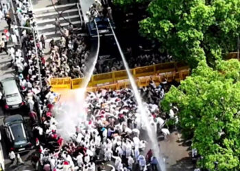 Congress Rally: ਗੁਲਜ਼ਾਰ ਸੁਸਾਈਡ ਕੇਸ ’ਚ ਕਾਂਗਰਸ ਦਾ ਹੱਲਾ-ਬੋਲ: ਪੁਲਿਸ ਨੇ ਸਚਿਨ ਪਾਇਲਟ ਸਮੇਤ ਆਗੂਆਂ ਨੂੰ ਲਿਆ ਹਿਰਾਸਤ ’ਚ Congress Rally: ਗੁਲਜ਼ਾਰ ਸੁਸਾਈਡ ਕੇਸ ’ਚ ਕਾਂਗਰਸ ਦਾ ਹੱਲਾ-ਬੋਲ: ਪੁਲਿਸ ਨੇ ਸਚਿਨ ਪਾਇਲਟ ਸਮੇਤ ਆਗੂਆਂ ਨੂੰ ਲਿਆ ਹਿਰਾਸਤ ’ਚ