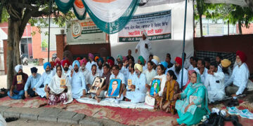Punjab: ਹਲਦਵਾਨੀ ‘ਸ਼ੁੱਧੀਕਰਨ’ ਮਾਮਲੇ ‘ਚ ਉੱਤਰਾਖੰਡ ਪੁਲਿਸ ਵੱਲੋਂ FIR ਦਰਜ ਹੋਣ ਮਗਰੋਂ ਪੰਜਾਬ ਕਾਂਗਰਸ SC ਵਿਭਾਗ ਨੇ ਸਮਾਪਤ ਕੀਤਾ ਧਰਨਾ Punjab: ਹਲਦਵਾਨੀ ‘ਸ਼ੁੱਧੀਕਰਨ’ ਮਾਮਲੇ ‘ਚ ਉੱਤਰਾਖੰਡ ਪੁਲਿਸ ਵੱਲੋਂ FIR ਦਰਜ ਹੋਣ ਮਗਰੋਂ ਪੰਜਾਬ ਕਾਂਗਰਸ SC ਵਿਭਾਗ ਨੇ ਸਮਾਪਤ ਕੀਤਾ ਧਰਨਾ