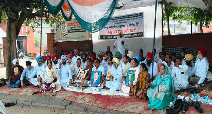 Punjab: ਹਲਦਵਾਨੀ ‘ਸ਼ੁੱਧੀਕਰਨ’ ਮਾਮਲੇ ‘ਚ ਉੱਤਰਾਖੰਡ ਪੁਲਿਸ ਵੱਲੋਂ FIR ਦਰਜ ਹੋਣ ਮਗਰੋਂ ਪੰਜਾਬ ਕਾਂਗਰਸ SC ਵਿਭਾਗ ਨੇ ਸਮਾਪਤ ਕੀਤਾ ਧਰਨਾ Punjab: ਹਲਦਵਾਨੀ ‘ਸ਼ੁੱਧੀਕਰਨ’ ਮਾਮਲੇ ‘ਚ ਉੱਤਰਾਖੰਡ ਪੁਲਿਸ ਵੱਲੋਂ FIR ਦਰਜ ਹੋਣ ਮਗਰੋਂ ਪੰਜਾਬ ਕਾਂਗਰਸ SC ਵਿਭਾਗ ਨੇ ਸਮਾਪਤ ਕੀਤਾ ਧਰਨਾ