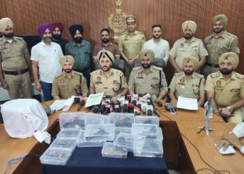 ਅੰਮ੍ਰਿਤਸਰ ਵਿੱਚ ਸਰਹੱਦ ਪਾਰੋਂ ਤਸਕਰੀ ਵਾਲੇ ਮਾਡਿਊਲ ਨਾਲ ਸਬੰਧਤ ਦੋ ਮੁਲਜ਼ਮ 15 ਪਿਸਤੌਲਾਂ ਅਤੇ 5 ਕਿਲੋ ਹੈਰੋਇਨ ਸਮੇਤ ਗ੍ਰਿਫ਼ਤਾਰ ਅੰਮ੍ਰਿਤਸਰ ਵਿੱਚ ਸਰਹੱਦ ਪਾਰੋਂ ਤਸਕਰੀ ਵਾਲੇ ਮਾਡਿਊਲ ਨਾਲ ਸਬੰਧਤ ਦੋ ਮੁਲਜ਼ਮ 15 ਪਿਸਤੌਲਾਂ ਅਤੇ 5 ਕਿਲੋ ਹੈਰੋਇਨ ਸਮੇਤ ਗ੍ਰਿਫ਼ਤਾਰ