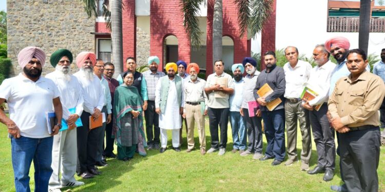 ਪੰਜਾਬ ਸਰਕਾਰ ਵੱਲੋਂ 8 ਲੱਖ ਮੁਲਾਜ਼ਮਾਂ ਅਤੇ ਪੈਨਸ਼ਨਰਾਂ ਨੂੰ ਤਿਉਹਾਰੀ ਸੀਜ਼ਨ ਦਾ ਤੋਹਫ਼ਾ; ਭਗਵੰਤ ਮਾਨ ਸਰਕਾਰ ਨੇ ਮਹਿੰਗਾਈ ਭੱਤਾ ਵਧਾ ਕੇ 50 ਫ਼ੀਸਦ ਕੀਤਾ
