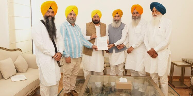 ਐਸ.ਆਈ.ਟੀ. ਜਾਂਚ ਦੀ ਮੰਗ ਨੂੰ ਲੈ ਕੇ ਸ਼੍ਰੋਮਣੀ ਅਕਾਲੀ ਦਲ (ਪੁਨਰ ਸੁਰਜੀਤ) ਦੇ ਵਫ਼ਦ ਨੇ ਮੁੱਖ ਮੰਤਰੀ ਭਗਵੰਤ ਸਿੰਘ ਮਾਨ ਨਾਲ ਕੀਤੀ ਮੁਲਾਕਾਤ ਐਸ.ਆਈ.ਟੀ. ਜਾਂਚ ਦੀ ਮੰਗ ਨੂੰ ਲੈ ਕੇ ਸ਼੍ਰੋਮਣੀ ਅਕਾਲੀ ਦਲ (ਪੁਨਰ ਸੁਰਜੀਤ) ਦੇ ਵਫ਼ਦ ਨੇ ਮੁੱਖ ਮੰਤਰੀ ਭਗਵੰਤ ਸਿੰਘ ਮਾਨ ਨਾਲ ਕੀਤੀ ਮੁਲਾਕਾਤ