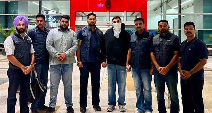 Punjab: ਅੰਤਰ-ਰਾਸ਼ਟਰੀ ਗੈਂਗਸਟਰ ਨੈੱਟਵਰਕ ‘ਤੇ ਵੱਡੀ ਕਾਰਵਾਈ: ਲਾਰੈਂਸ ਬਿਸ਼ਨੋਈ ਦਾ ਕਰੀਬੀ ਸਾਥੀ ਕੈਨੇਡਾ ਤੋਂ ਡਿਪੋਰਟ Punjab: ਅੰਤਰ-ਰਾਸ਼ਟਰੀ ਗੈਂਗਸਟਰ ਨੈੱਟਵਰਕ ‘ਤੇ ਵੱਡੀ ਕਾਰਵਾਈ: ਲਾਰੈਂਸ ਬਿਸ਼ਨੋਈ ਦਾ ਕਰੀਬੀ ਸਾਥੀ ਕੈਨੇਡਾ ਤੋਂ ਡਿਪੋਰਟ