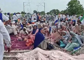 Punjab: ਕਿਸਾਨਾਂ ਦਾ ਅਲਟੀਮੇਟਮ ਖਤਮ: ਰੇਲ ਪਟੜੀਆਂ ‘ਤੇ ਸ਼ੁਰੂ ਕੀਤਾ ਧਰਨਾ ਪ੍ਰਦਰਸ਼ਨ Punjab: ਕਿਸਾਨਾਂ ਦਾ ਅਲਟੀਮੇਟਮ ਖਤਮ: ਰੇਲ ਪਟੜੀਆਂ ‘ਤੇ ਸ਼ੁਰੂ ਕੀਤਾ ਧਰਨਾ ਪ੍ਰਦਰਸ਼ਨ