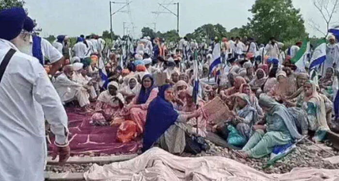 Punjab: ਕਿਸਾਨਾਂ ਦਾ ਅਲਟੀਮੇਟਮ ਖਤਮ: ਰੇਲ ਪਟੜੀਆਂ ‘ਤੇ ਸ਼ੁਰੂ ਕੀਤਾ ਧਰਨਾ ਪ੍ਰਦਰਸ਼ਨ