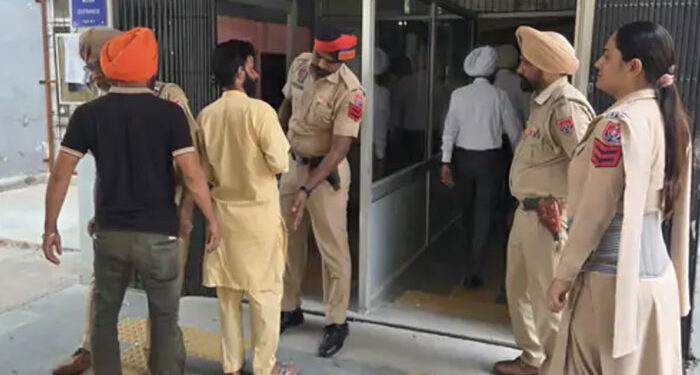 Punjab: ਮਾਨਸਾ ਦੀ ਅਦਾਲਤ ‘ਤੇ ਸਕੂਲਾਂ ਨੂੰ ਬੰਬ ਨਾਲ ਉਡਾਉਣ ਦੀ ਮਿਲੀ ਧਮਕੀ Punjab: ਮਾਨਸਾ ਦੀ ਅਦਾਲਤ ‘ਤੇ ਸਕੂਲਾਂ ਨੂੰ ਬੰਬ ਨਾਲ ਉਡਾਉਣ ਦੀ ਮਿਲੀ ਧਮਕੀ