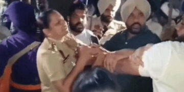 Punjab: ਨਿਹੰਗਾਂ ਦੀ ਝੜਪ ਦੌਰਾਨ ਲੇਡੀ SHO ਨਾਲ ਬਦਸਲੂਕੀ Punjab: ਨਿਹੰਗਾਂ ਦੀ ਝੜਪ ਦੌਰਾਨ ਲੇਡੀ SHO ਨਾਲ ਬਦਸਲੂਕੀ