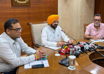 Punjab ਨੂੰ ਕੇਂਦਰੀ ਪੂਲ ਵਿੱਚੋਂ ਆਪਣੇ ਹਿੱਸੇ ਨਾਲੋਂ 1,051 ਮੈਗਾਵਾਟ ਬਿਜਲੀ ਘੱਟ ਮਿਲ ਰਹੀ ਹੈ: ਤਰੁਨਪ੍ਰੀਤ ਸੌਂਦ Punjab ਨੂੰ ਕੇਂਦਰੀ ਪੂਲ ਵਿੱਚੋਂ ਆਪਣੇ ਹਿੱਸੇ ਨਾਲੋਂ 1,051 ਮੈਗਾਵਾਟ ਬਿਜਲੀ ਘੱਟ ਮਿਲ ਰਹੀ ਹੈ: ਤਰੁਨਪ੍ਰੀਤ ਸੌਂਦ