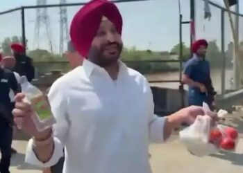 ਮੁੱਖ ਮੰਤਰੀ ਭਗਵੰਤ ਮਾਨ ਦੇ ਕਾਫਲੇ ਅੱਗੇ ਪ੍ਰਦਰਸ਼ਨ ; ਪੁਲਿਸ ਨੇ ਰਵਨੀਤ ਸਿੰਘ ਬਿੱਟੂ ਨੂੰ ਲਿਆ ਹਿਰਾਸਤ ’ਚ ਮੁੱਖ ਮੰਤਰੀ ਭਗਵੰਤ ਮਾਨ ਦੇ ਕਾਫਲੇ ਅੱਗੇ ਪ੍ਰਦਰਸ਼ਨ ; ਪੁਲਿਸ ਨੇ ਰਵਨੀਤ ਸਿੰਘ ਬਿੱਟੂ ਨੂੰ ਲਿਆ ਹਿਰਾਸਤ ’ਚ