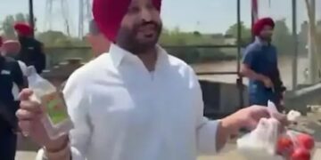 ਮੁੱਖ ਮੰਤਰੀ ਭਗਵੰਤ ਮਾਨ ਦੇ ਕਾਫਲੇ ਅੱਗੇ ਪ੍ਰਦਰਸ਼ਨ ; ਪੁਲਿਸ ਨੇ ਰਵਨੀਤ ਸਿੰਘ ਬਿੱਟੂ ਨੂੰ ਲਿਆ ਹਿਰਾਸਤ ’ਚ ਮੁੱਖ ਮੰਤਰੀ ਭਗਵੰਤ ਮਾਨ ਦੇ ਕਾਫਲੇ ਅੱਗੇ ਪ੍ਰਦਰਸ਼ਨ ; ਪੁਲਿਸ ਨੇ ਰਵਨੀਤ ਸਿੰਘ ਬਿੱਟੂ ਨੂੰ ਲਿਆ ਹਿਰਾਸਤ ’ਚ