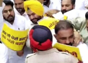 ਪੰਜਾਬ ਵਿੱਚ ED ਦੇ ਛਾਪਿਆਂ ਵਿਰੁੱਧ ‘ਆਪ’ ਦਾ ਪ੍ਰਦਰਸ਼ਨ ; ਵਰਕਰਾਂ ਦੀ ਪੁਲਿਸ ਨਾਲ ਝੜਪ ਪੰਜਾਬ ਵਿੱਚ ED ਦੇ ਛਾਪਿਆਂ ਵਿਰੁੱਧ ‘ਆਪ’ ਦਾ ਪ੍ਰਦਰਸ਼ਨ ; ਵਰਕਰਾਂ ਦੀ ਪੁਲਿਸ ਨਾਲ ਝੜਪ