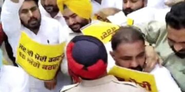 ਪੰਜਾਬ ਵਿੱਚ ED ਦੇ ਛਾਪਿਆਂ ਵਿਰੁੱਧ ‘ਆਪ’ ਦਾ ਪ੍ਰਦਰਸ਼ਨ ; ਵਰਕਰਾਂ ਦੀ ਪੁਲਿਸ ਨਾਲ ਝੜਪ ਪੰਜਾਬ ਵਿੱਚ ED ਦੇ ਛਾਪਿਆਂ ਵਿਰੁੱਧ ‘ਆਪ’ ਦਾ ਪ੍ਰਦਰਸ਼ਨ ; ਵਰਕਰਾਂ ਦੀ ਪੁਲਿਸ ਨਾਲ ਝੜਪ