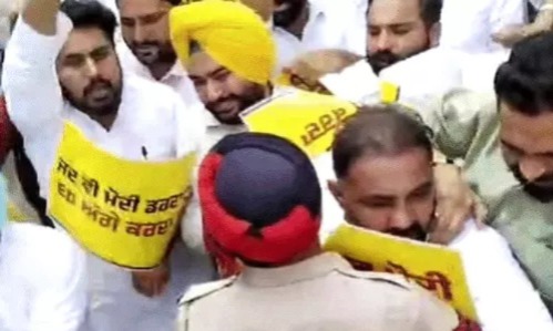 ਪੰਜਾਬ ਵਿੱਚ ED ਦੇ ਛਾਪਿਆਂ ਵਿਰੁੱਧ ‘ਆਪ’ ਦਾ ਪ੍ਰਦਰਸ਼ਨ ; ਵਰਕਰਾਂ ਦੀ ਪੁਲਿਸ ਨਾਲ ਝੜਪ ਪੰਜਾਬ ਵਿੱਚ ED ਦੇ ਛਾਪਿਆਂ ਵਿਰੁੱਧ ‘ਆਪ’ ਦਾ ਪ੍ਰਦਰਸ਼ਨ ; ਵਰਕਰਾਂ ਦੀ ਪੁਲਿਸ ਨਾਲ ਝੜਪ