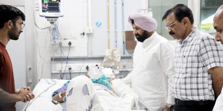 ‘ਨਸ਼ਾ ਮੁਕਤ ਪੰਜਾਬ ਯਾਤਰਾ’ ਦੌਰਾਨ ਹਾਦਸੇ ’ਚ ਜ਼ਖ਼ਮੀ ਭਾਜਪਾ ਆਗੂ ਦਾ ਹਾਲ ਜਾਣਨ ਡੀਐਮਸੀ ਹੀਰੋ ਹਾਰਟ ਪਹੁੰਚੇ ਕੇਵਲ ਸਿੰਘ ਢਿੱਲੋਂ