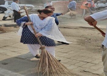 ਮਿਸ਼ਨ ਕਲੀਨ ਪੰਜਾਬ ਤਹਿਤ ਅੰਮ੍ਰਿਤਸਰ ਬੱਸ ਸਟੈਂਡ ਵਿਖੇ ਵਿਸ਼ੇਸ਼ ਸਫ਼ਾਈ ਮੁਹਿੰਮ ਮਿਸ਼ਨ ਕਲੀਨ ਪੰਜਾਬ ਤਹਿਤ ਅੰਮ੍ਰਿਤਸਰ ਬੱਸ ਸਟੈਂਡ ਵਿਖੇ ਵਿਸ਼ੇਸ਼ ਸਫ਼ਾਈ ਮੁਹਿੰਮ