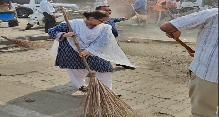 ਮਿਸ਼ਨ ਕਲੀਨ ਪੰਜਾਬ ਤਹਿਤ ਅੰਮ੍ਰਿਤਸਰ ਬੱਸ ਸਟੈਂਡ ਵਿਖੇ ਵਿਸ਼ੇਸ਼ ਸਫ਼ਾਈ ਮੁਹਿੰਮ ਮਿਸ਼ਨ ਕਲੀਨ ਪੰਜਾਬ ਤਹਿਤ ਅੰਮ੍ਰਿਤਸਰ ਬੱਸ ਸਟੈਂਡ ਵਿਖੇ ਵਿਸ਼ੇਸ਼ ਸਫ਼ਾਈ ਮੁਹਿੰਮ