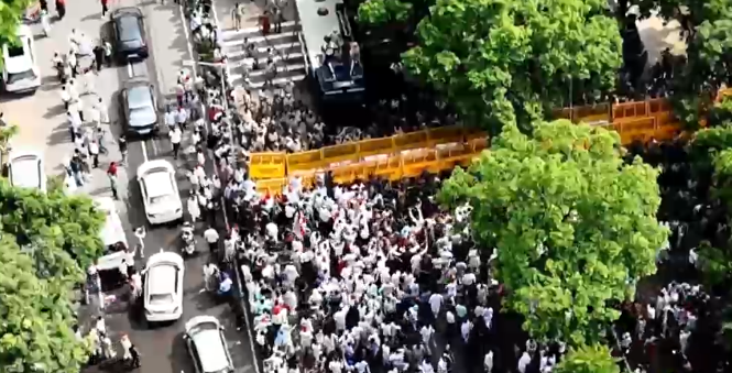 Congress Protest: ਹਿਰਾਸਤ ‘ਚ ਲਏ ਗਏ ਸਚਿਨ ਪਾਇਲਟ ਸਮੇਤ ਸਾਰੇ ਕਾਂਗਰਸੀ ਆਗੂਆਂ ਨੂੰ ਪੁਲਿਸ ਨੇ ਛੱਡਿਆ Congress Protest: ਹਿਰਾਸਤ ‘ਚ ਲਏ ਗਏ ਸਚਿਨ ਪਾਇਲਟ ਸਮੇਤ ਸਾਰੇ ਕਾਂਗਰਸੀ ਆਗੂਆਂ ਨੂੰ ਪੁਲਿਸ ਨੇ ਛੱਡਿਆ