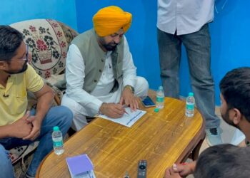 ‘ਮਾਨ ਦੇ ਮੁਨਾਫੇ’ ਮੁਹਿੰਮ ਤਹਿਤ ਕੈਬਨਿਟ ਮੰਤਰੀ ਮੁੰਡੀਆਂ ਵੱਲੋਂ ਹਲਕਾ ਸਾਹਨੇਵਾਲ ਦੇ ਪਿੰਡ ਜੰਡਿਆਲੀ ‘ਚ ਘਰ-ਘਰ ਸੰਪਰਕ ‘ਮਾਨ ਦੇ ਮੁਨਾਫੇ’ ਮੁਹਿੰਮ ਤਹਿਤ ਕੈਬਨਿਟ ਮੰਤਰੀ ਮੁੰਡੀਆਂ ਵੱਲੋਂ ਹਲਕਾ ਸਾਹਨੇਵਾਲ ਦੇ ਪਿੰਡ ਜੰਡਿਆਲੀ ‘ਚ ਘਰ-ਘਰ ਸੰਪਰਕ