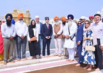 ਅਮਰੀਕੀ ਰਾਜਦੂਤ 28 ਮੈਂਬਰੀ ਵਫ਼ਦ ਸਮੇਤ ਸਚਖੰਡ ਸ੍ਰੀ ਹਰਿਮੰਦਰ ਸਾਹਿਬ ਵਿਖੇ ਹੋਏ ਨਤਮਸਤਕ ਅਮਰੀਕੀ ਰਾਜਦੂਤ 28 ਮੈਂਬਰੀ ਵਫ਼ਦ ਸਮੇਤ ਸਚਖੰਡ ਸ੍ਰੀ ਹਰਿਮੰਦਰ ਸਾਹਿਬ ਵਿਖੇ ਹੋਏ ਨਤਮਸਤਕ