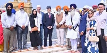 ਅਮਰੀਕੀ ਰਾਜਦੂਤ 28 ਮੈਂਬਰੀ ਵਫ਼ਦ ਸਮੇਤ ਸਚਖੰਡ ਸ੍ਰੀ ਹਰਿਮੰਦਰ ਸਾਹਿਬ ਵਿਖੇ ਹੋਏ ਨਤਮਸਤਕ ਅਮਰੀਕੀ ਰਾਜਦੂਤ 28 ਮੈਂਬਰੀ ਵਫ਼ਦ ਸਮੇਤ ਸਚਖੰਡ ਸ੍ਰੀ ਹਰਿਮੰਦਰ ਸਾਹਿਬ ਵਿਖੇ ਹੋਏ ਨਤਮਸਤਕ