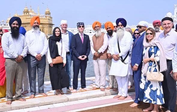 ਅਮਰੀਕੀ ਰਾਜਦੂਤ 28 ਮੈਂਬਰੀ ਵਫ਼ਦ ਸਮੇਤ ਸਚਖੰਡ ਸ੍ਰੀ ਹਰਿਮੰਦਰ ਸਾਹਿਬ ਵਿਖੇ ਹੋਏ ਨਤਮਸਤਕ ਅਮਰੀਕੀ ਰਾਜਦੂਤ 28 ਮੈਂਬਰੀ ਵਫ਼ਦ ਸਮੇਤ ਸਚਖੰਡ ਸ੍ਰੀ ਹਰਿਮੰਦਰ ਸਾਹਿਬ ਵਿਖੇ ਹੋਏ ਨਤਮਸਤਕ