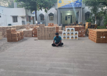 Gujarat : 4 ਥਾਵਾਂ ‘ਤੇ ਛਾਪੇਮਾਰੀਆਂ ਦੌਰਾਨ 2 ਕਰੋੜ ਰੁਪਏ ਤੋਂ ਵੱਧ ਦੀ ਸ਼ਰਾਬ ਜ਼ਬਤ ; 5 ਗ੍ਰਿਫ਼ਤਾਰ