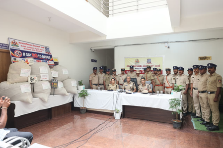 Bengaluru : 3.17 ਕਰੋੜ ਰੁਪਏ ਦੀ ਕੀਮਤ ਦੇ ਗਾਂਜੇ ਸਮੇਤ 2 ਗ੍ਰਿਫ਼ਤਾਰ Bengaluru : 3.17 ਕਰੋੜ ਰੁਪਏ ਦੀ ਕੀਮਤ ਦੇ ਗਾਂਜੇ ਸਮੇਤ 2 ਗ੍ਰਿਫ਼ਤਾਰ