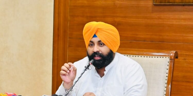 ਮਾਨ ਸਰਕਾਰ ਵੱਲੋਂ ਦੁਕਾਨਦਾਰਾਂ ਨੂੰ ਦੀਵਾਲੀ ਦਾ ਤੋਹਫ਼ਾ: ਹਰਜੋਤ ਬੈਂਸ ਨੇ ਦੁਕਾਨਦਾਰਾਂ ਨੂੰ ਮਾਲਕੀ ਹੱਕ ਦੇਣ ਲਈ ‘ਮੇਰੀ ਦੁਕਾਨ, ਮੇਰੇ ਨਾਮ’ ਸਕੀਮ ਦੀ ਕੀਤੀ ਸ਼ੁਰੂਆਤ ਮਾਨ ਸਰਕਾਰ ਵੱਲੋਂ ਦੁਕਾਨਦਾਰਾਂ ਨੂੰ ਦੀਵਾਲੀ ਦਾ ਤੋਹਫ਼ਾ: ਹਰਜੋਤ ਬੈਂਸ ਨੇ ਦੁਕਾਨਦਾਰਾਂ ਨੂੰ ਮਾਲਕੀ ਹੱਕ ਦੇਣ ਲਈ ‘ਮੇਰੀ ਦੁਕਾਨ, ਮੇਰੇ ਨਾਮ’ ਸਕੀਮ ਦੀ ਕੀਤੀ ਸ਼ੁਰੂਆਤ