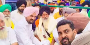 Punjab: ਮੂਸੇਵਾਲਾ ਦੇ ਪਿਤਾ ਬਲਕੌਰ ਨੇ ਝੋਟਾ ਦੇ ਪਰਿਵਾਰ ਨੂੰ ਕੀਤਾ ਸੁਚੇਤ, ਕਿਹਾ – ‘ਭਾਵਨਾਵਾਂ ’ਚ ਆ ਕੇ ਨਾ ਲੈਣਾ ਕੋਈ ਵੱਡਾ ਫ਼ੈਸਲਾ’ Punjab: ਮੂਸੇਵਾਲਾ ਦੇ ਪਿਤਾ ਬਲਕੌਰ ਨੇ ਝੋਟਾ ਦੇ ਪਰਿਵਾਰ ਨੂੰ ਕੀਤਾ ਸੁਚੇਤ, ਕਿਹਾ – ‘ਭਾਵਨਾਵਾਂ ’ਚ ਆ ਕੇ ਨਾ ਲੈਣਾ ਕੋਈ ਵੱਡਾ ਫ਼ੈਸਲਾ’