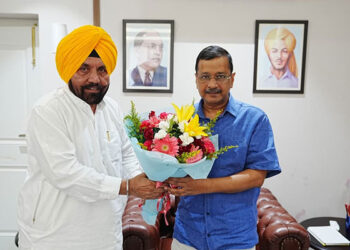 Punjab: ਹਰਚੰਦ ਬਰਸਟ ਵੱਲੋਂ ‘ਆਪ’ ਦੇ ਕੌਮੀ ਕਨਵੀਨਰ ਅਰਵਿੰਦ ਕੇਜਰੀਵਾਲ ਨਾਲ ਵਿਸ਼ੇਸ਼ ਮੁਲਾਕਾਤ Punjab: ਹਰਚੰਦ ਬਰਸਟ ਵੱਲੋਂ ‘ਆਪ’ ਦੇ ਕੌਮੀ ਕਨਵੀਨਰ ਅਰਵਿੰਦ ਕੇਜਰੀਵਾਲ ਨਾਲ ਵਿਸ਼ੇਸ਼ ਮੁਲਾਕਾਤ