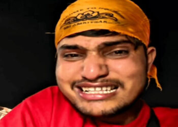 Punjab: ਸ੍ਰੀ ਹਰਿਮੰਦਰ ਸਾਹਿਬ ਵਿਖੇ ਵਲੌਗ ਬਣਾਉਣ ਨੂੰ ਲੈ ਕੇ ਵਿਵਾਦ, ਪਹਿਰੇਦਾਰਾਂ ’ਤੇ ਬਦਸਲੂਕੀ ਦੇ ਦੋਸ਼ Punjab: ਸ੍ਰੀ ਹਰਿਮੰਦਰ ਸਾਹਿਬ ਵਿਖੇ ਵਲੌਗ ਬਣਾਉਣ ਨੂੰ ਲੈ ਕੇ ਵਿਵਾਦ, ਪਹਿਰੇਦਾਰਾਂ ’ਤੇ ਬਦਸਲੂਕੀ ਦੇ ਦੋਸ਼