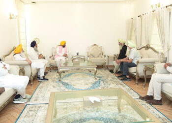 Punjab: CM ਮਾਨ ਵੱਲੋਂ ਬੰਦੀ ਸਿੰਘ ਇਨਸਾਫ਼ ਮੋਰਚੇ ਵੱਲੋਂ ਬਣਾਈ ਗਈ 4 ਮੈਂਬਰੀ ਕਮੇਟੀ ਨਾਲ ਅਹਿਮ ਮੀਟਿੰਗ Punjab: CM ਮਾਨ ਵੱਲੋਂ ਬੰਦੀ ਸਿੰਘ ਇਨਸਾਫ਼ ਮੋਰਚੇ ਵੱਲੋਂ ਬਣਾਈ ਗਈ 4 ਮੈਂਬਰੀ ਕਮੇਟੀ ਨਾਲ ਅਹਿਮ ਮੀਟਿੰਗ