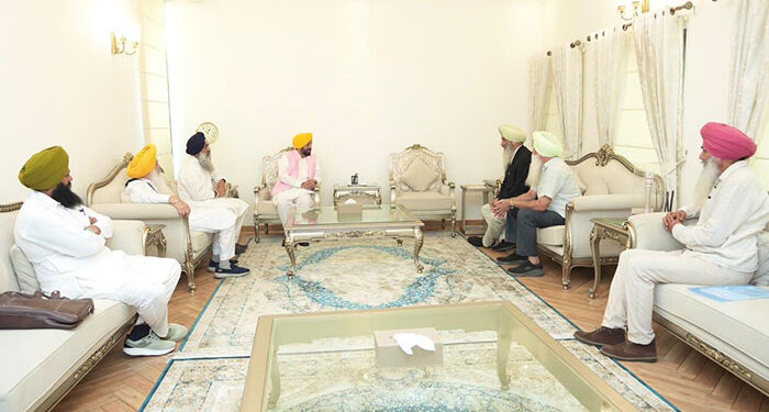 Punjab: CM ਮਾਨ ਵੱਲੋਂ ਬੰਦੀ ਸਿੰਘ ਇਨਸਾਫ਼ ਮੋਰਚੇ ਵੱਲੋਂ ਬਣਾਈ ਗਈ 4 ਮੈਂਬਰੀ ਕਮੇਟੀ ਨਾਲ ਅਹਿਮ ਮੀਟਿੰਗ Punjab: CM ਮਾਨ ਵੱਲੋਂ ਬੰਦੀ ਸਿੰਘ ਇਨਸਾਫ਼ ਮੋਰਚੇ ਵੱਲੋਂ ਬਣਾਈ ਗਈ 4 ਮੈਂਬਰੀ ਕਮੇਟੀ ਨਾਲ ਅਹਿਮ ਮੀਟਿੰਗ